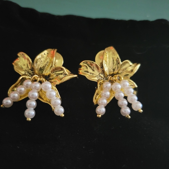 Sassy Jones Gold Pearl Studs - Picture 2 of 5